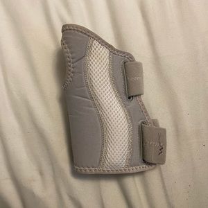 Right wrist brace